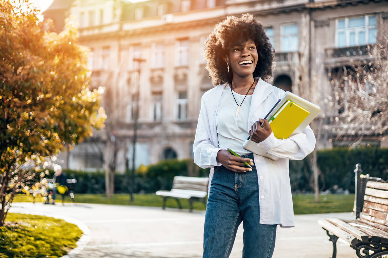 Etudiante devant son appartement étudiant à Toulouse partant à l'université